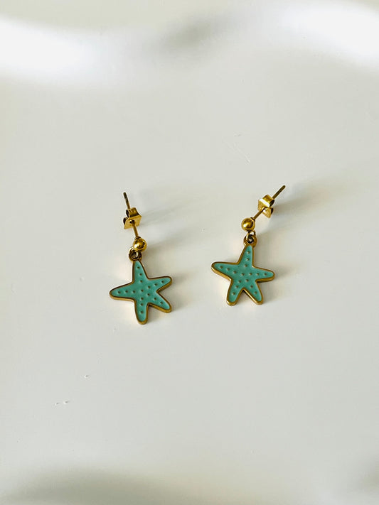 Boucles d'oreilles à clous adaptées pour les enfants à partir de 6 ans.
Clous d'oreilles en acier inoxydable doré.
Pendentif étoile de mer en acier inox doré et résine epoxy turquoise.