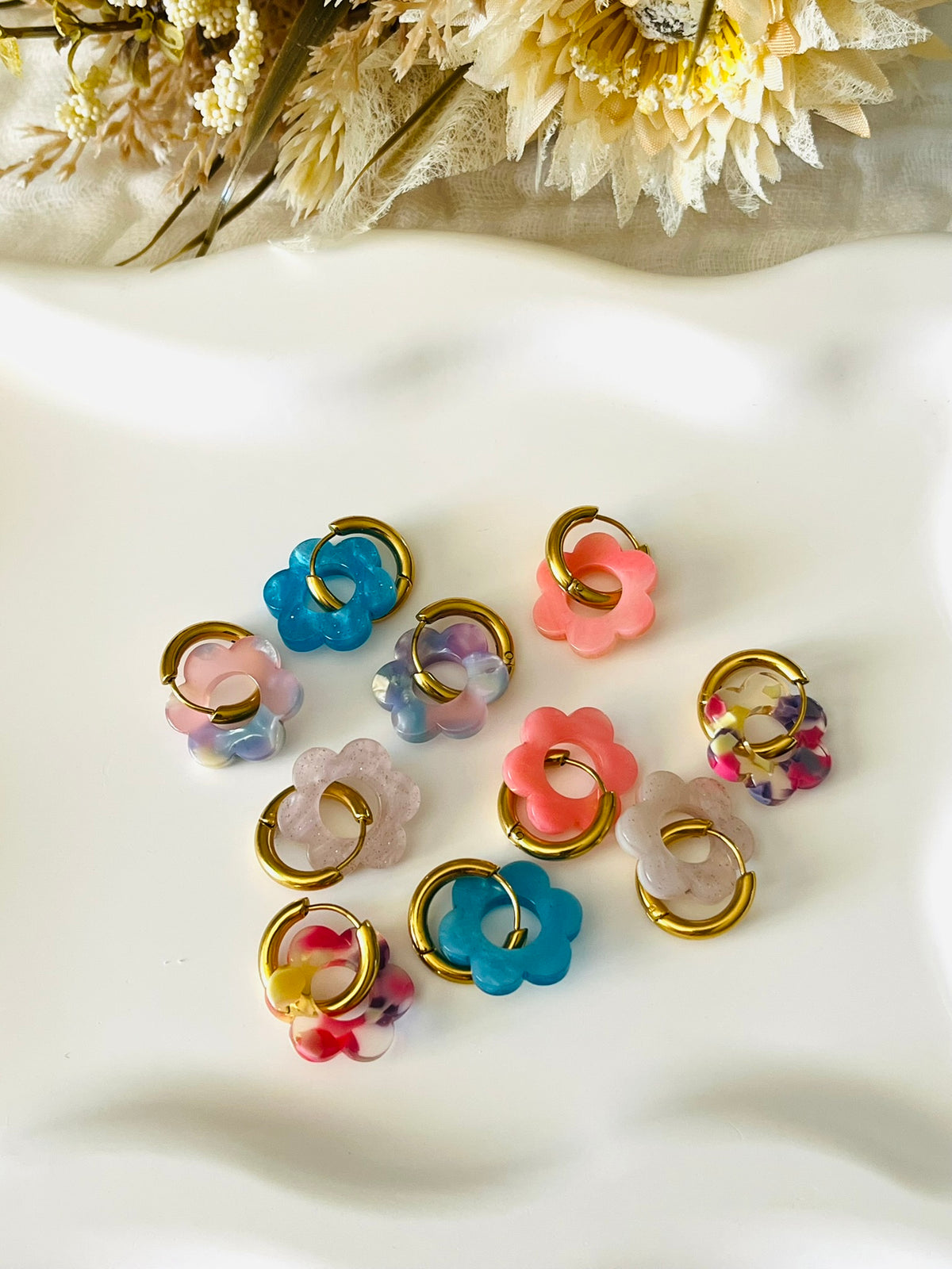 Boucles d'oreilles créoles adaptées pour les enfants à partir de 6 ans.
Créoles en acier inoxydable doré de 15mm.
Petites fleurs transparentes rose, violet et jaune en acrylique.