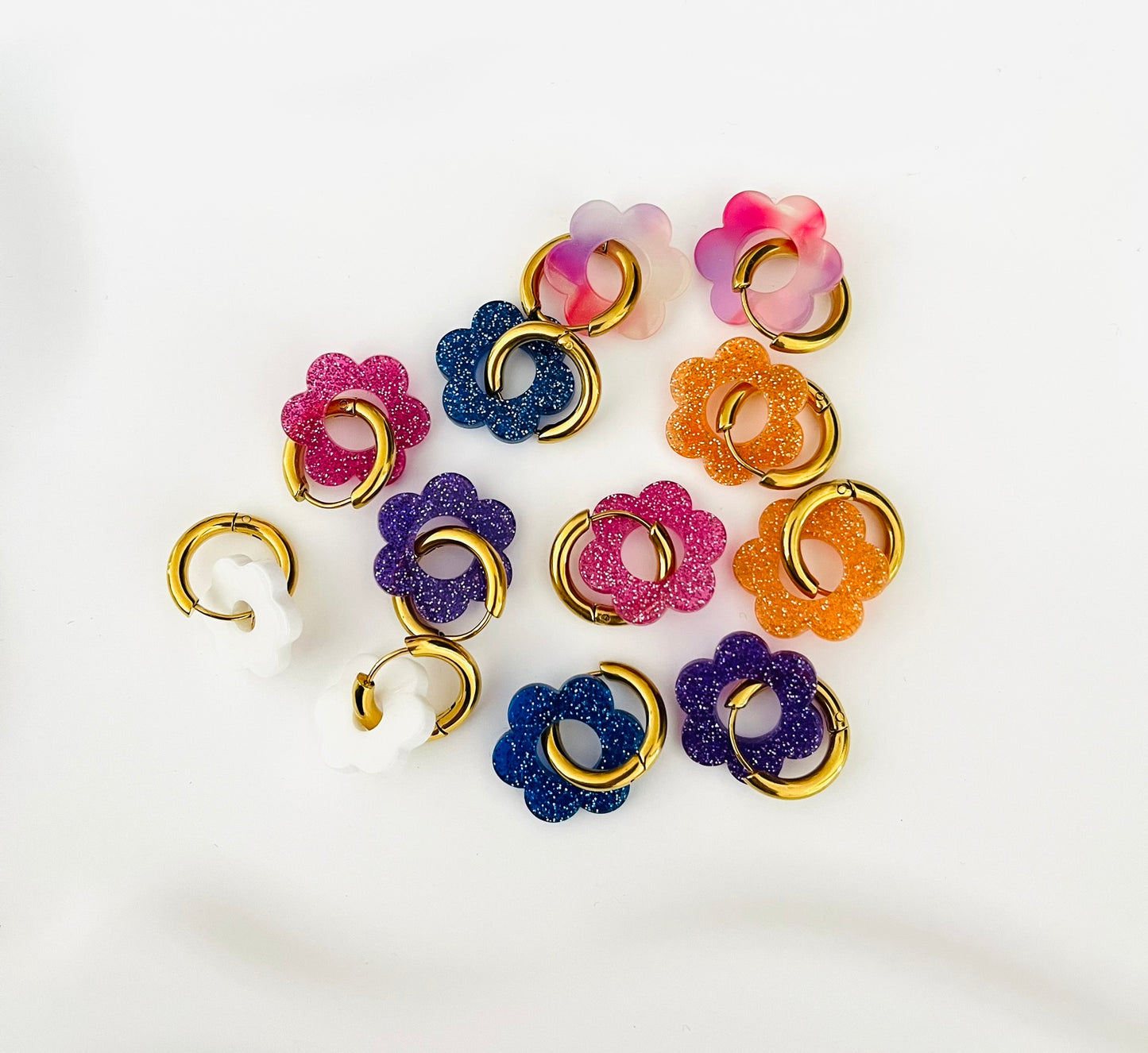 Boucles d'oreilles créoles adaptées pour les enfants à partir de 6 ans.
Créoles en acier inoxydable doré de 15mm.
Petites fleurs violet pailleté en acrylique.