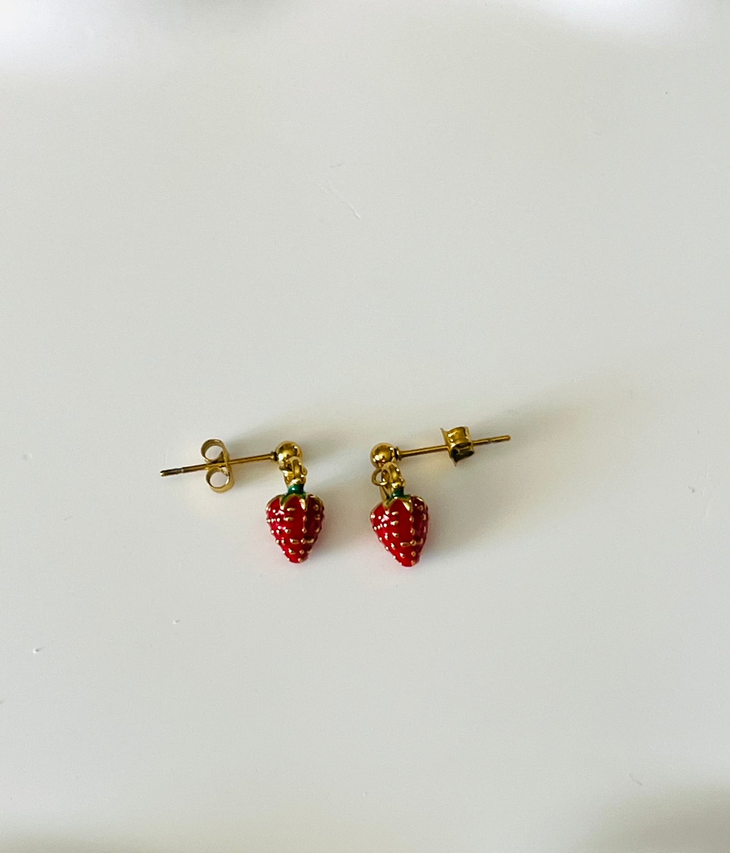 Boucles d'oreilles à clous adaptées pour les enfants à partir de 6 ans.
Clous d'oreilles en acier inoxydable doré.
Pendentif fraise rouge en acier inox doré et résine epoxy.