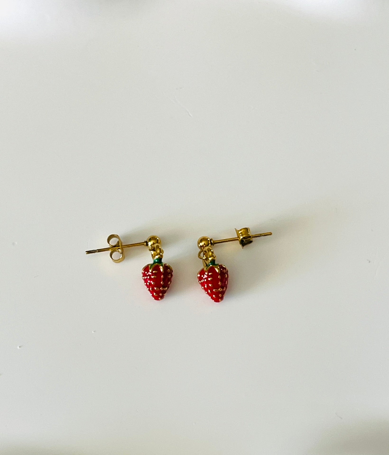 Boucles d'oreilles à clous adaptées pour les enfants à partir de 6 ans.
Clous d'oreilles en acier inoxydable doré.
Pendentif fraise rouge en acier inox doré et résine epoxy.