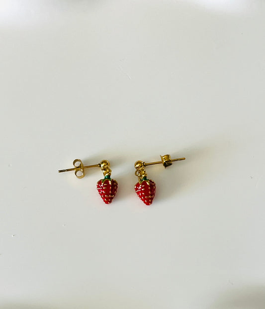 Boucles d'oreilles à clous adaptées pour les enfants à partir de 6 ans.
Clous d'oreilles en acier inoxydable doré.
Pendentif fraise rouge en acier inox doré et résine epoxy.