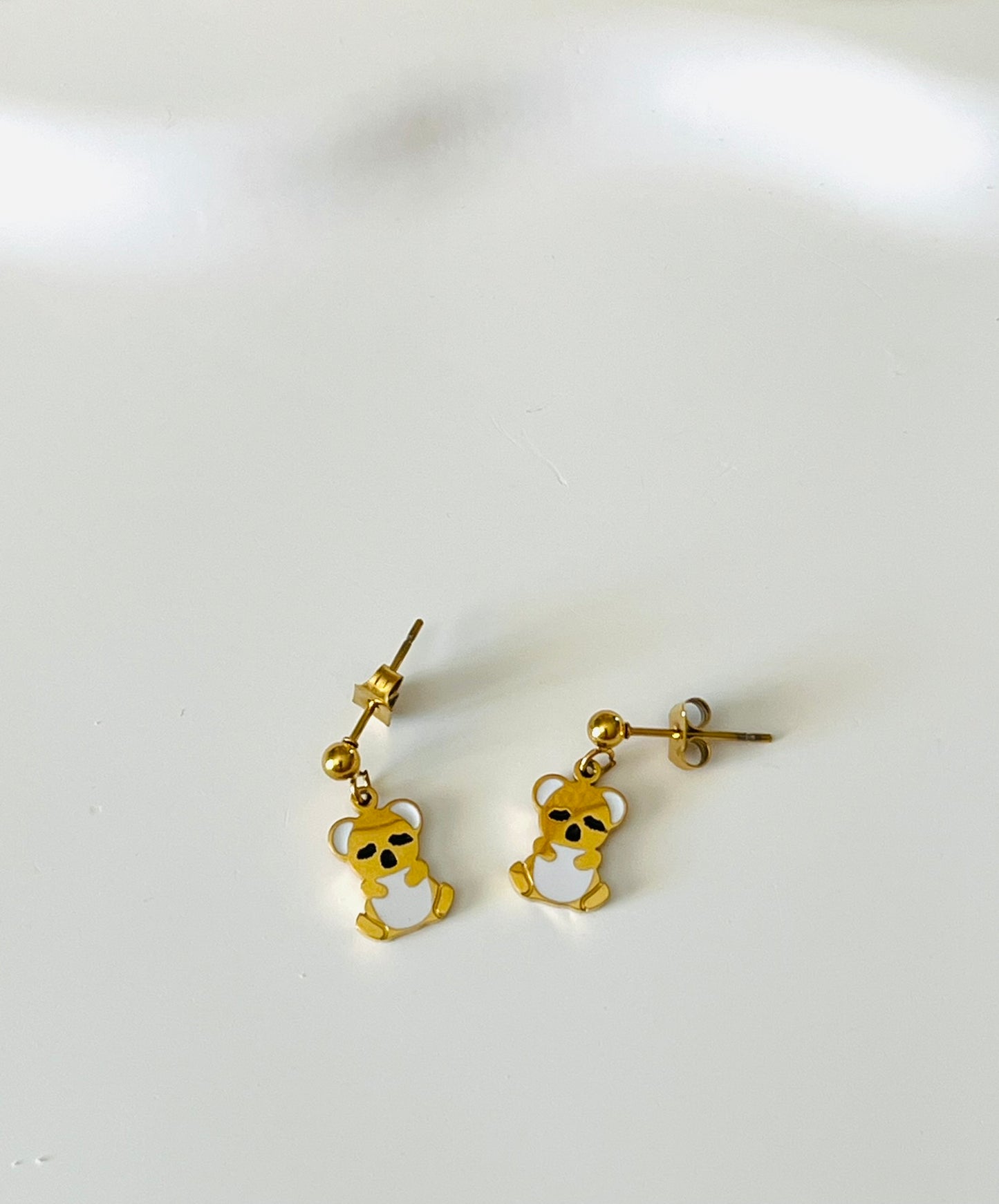 Boucles d'oreilles à clous adaptées pour les enfants à partir de 6 ans.
Clous d'oreilles en acier inoxydable doré.
Pendentif koala en acier inox doré.