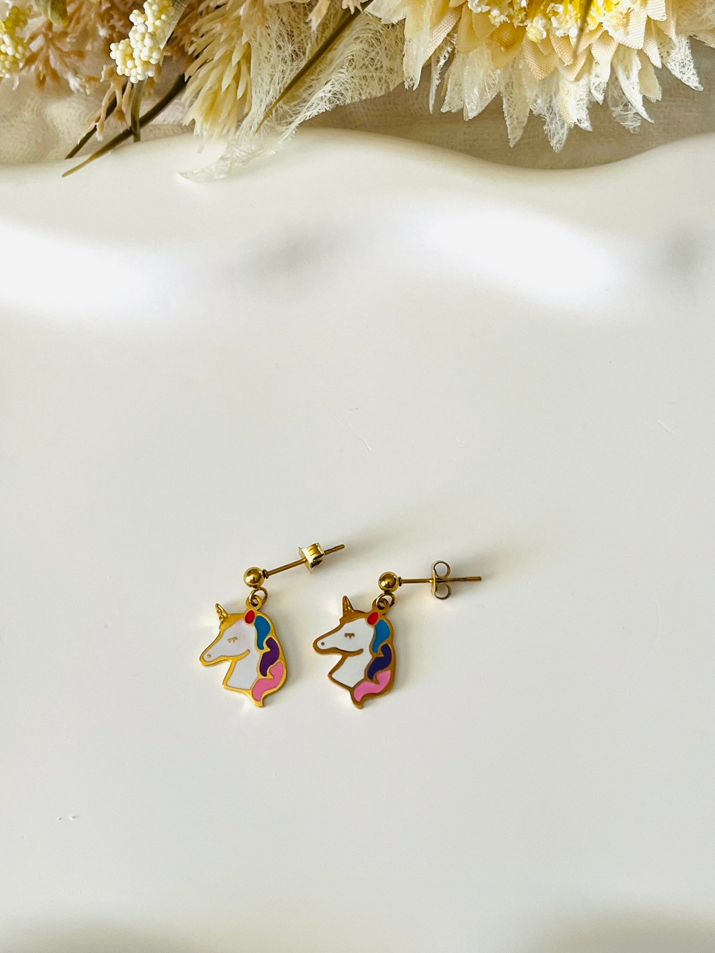 Boucles d'oreilles à clous adaptées pour les enfants à partir de 6 ans.
Clous d'oreilles en acier inoxydable doré.
Pendentif licorne en acier inox doré et résine epoxy.