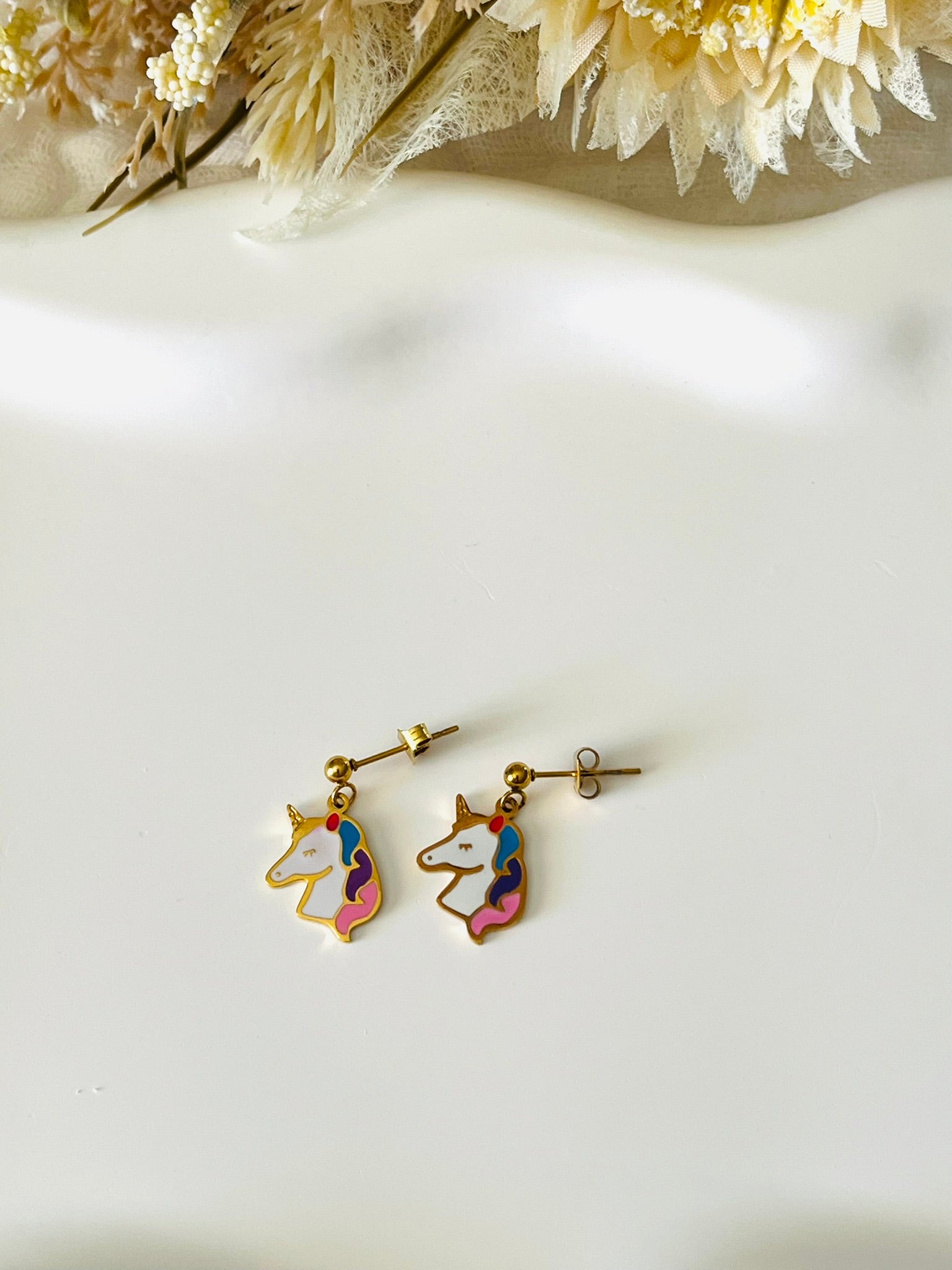 Boucles d'oreilles à clous adaptées pour les enfants à partir de 6 ans.
Clous d'oreilles en acier inoxydable doré.
Pendentif licorne en acier inox doré et résine epoxy.