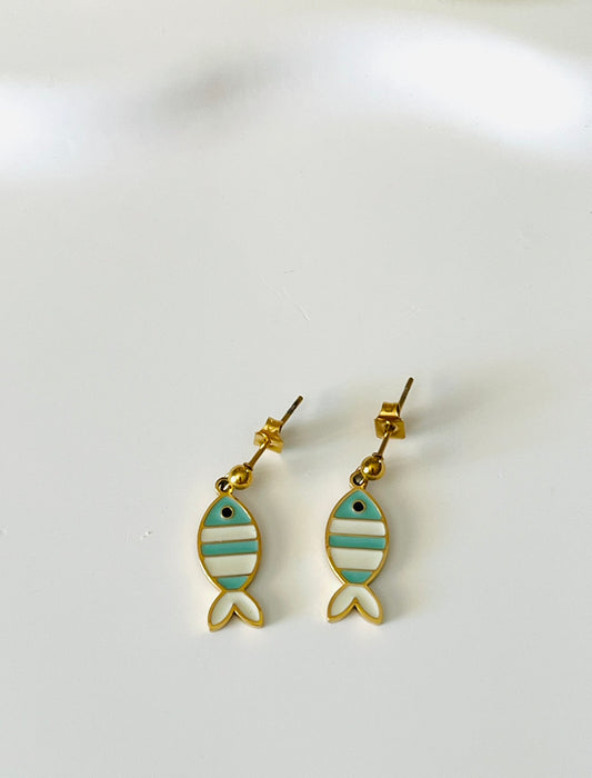 Boucles d'oreilles à clous adaptées pour les enfants à partir de 6 ans.
Clous d'oreilles en acier inoxydable doré.
Pendentif poisson en acier inox doré et résine epoxy blanc et turquoise