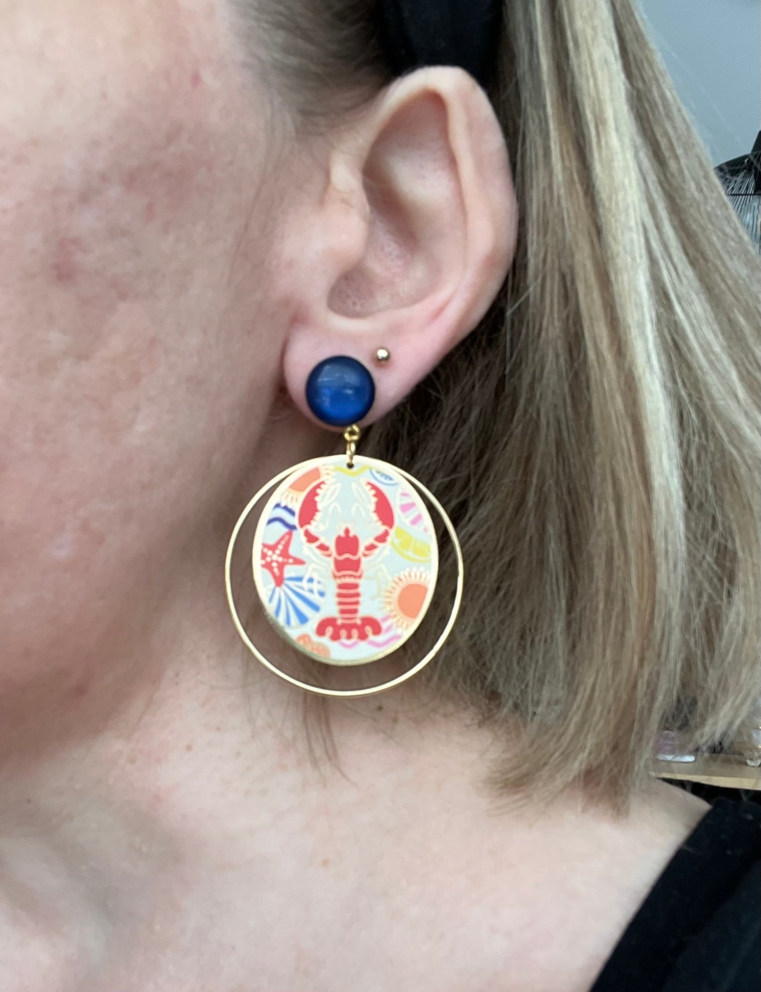 Boucles d'oreilles fantaisie fait main.
Clous d'oreilles en laiton doré à l'or fin rehaussé d'un cabochon bleu marine.
Anneaux fermés en laiton plaqué or 18k.
Pendentifs ronds imprimé homard, étoile de mer, coquillage, soleil.
Bijou fait main.