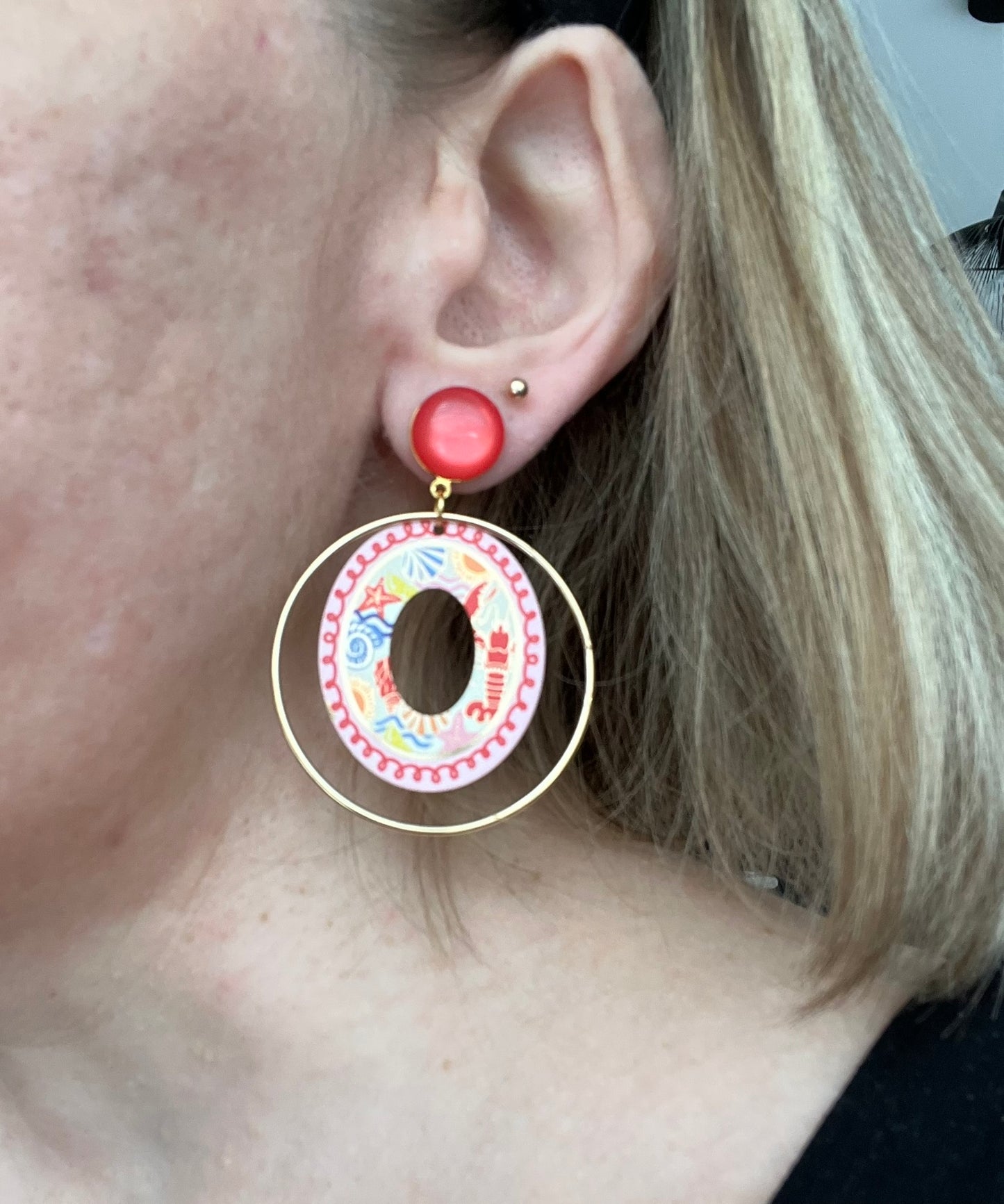 Boucles d'oreilles fantaisie fait main.
Clous d'oreilles en laiton doré à l'or fin rehaussé d'un cabochon rouge.
Anneaux fermés en laiton plaqué or 18k.
Pendentifs ronds imprimé homard, étoile de mer, coquillage, soleil.
Bijou fait main.