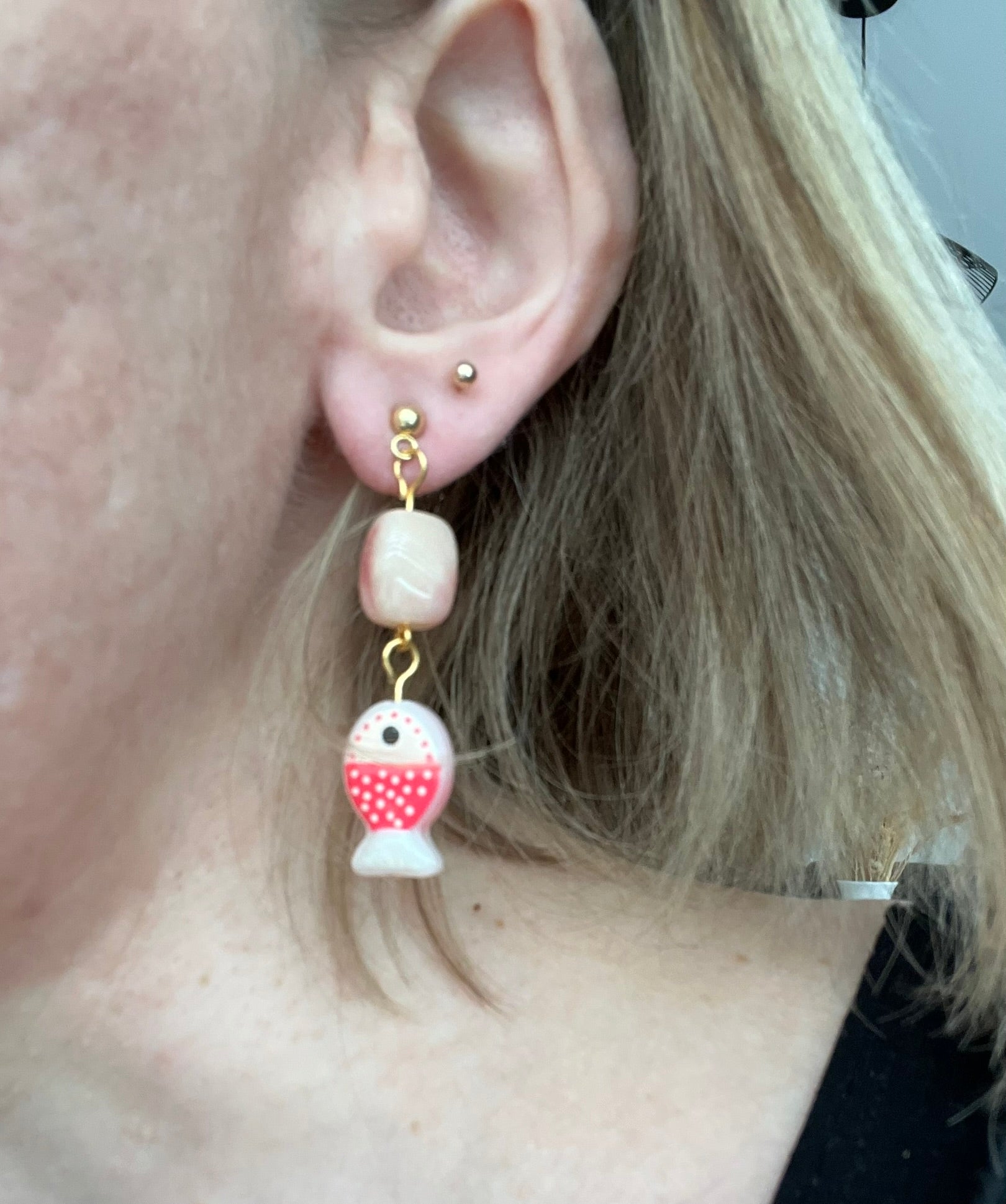 Boucles d'oreilles fantaisie fait main.
Clous d'oreilles boule en acier inox doré;
Perle rectangle en acrylique rose nude;
Perle poisson en verre fuchsia, blanc
Bijou fait main.
