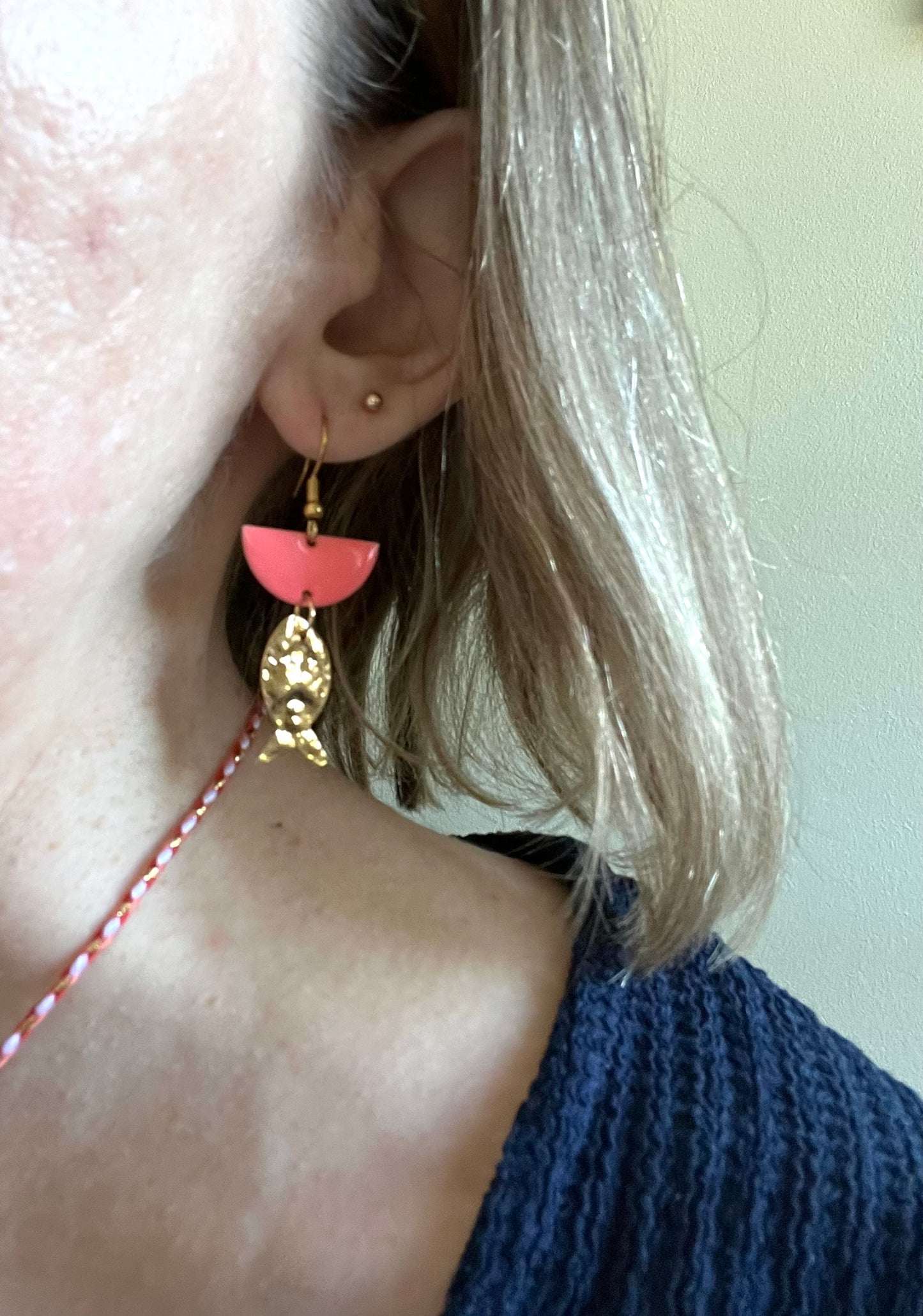 Boucles d'oreilles fantaisie fait main.
Crochets en acier inox doré.
Sequins demi-lune émaillé vert d'eau.
Breloque poisson martelé doré.
Bijou fantaisie fait main.