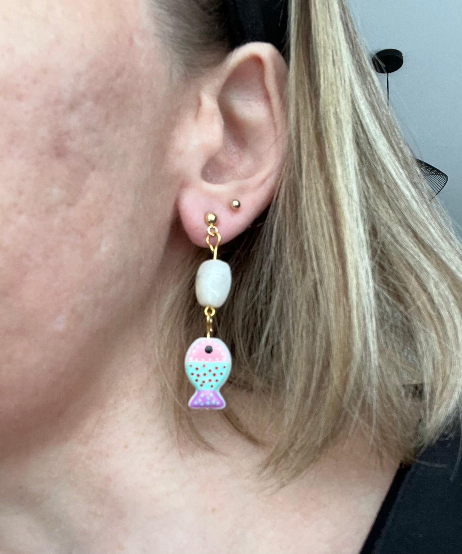 Boucles d'oreilles fantaisie fait main.
Clous d'oreilles boule en acier inox doré;
Perle rectangle en acrylique écru;
Perle poisson en verre rose, turquoise, violet.
Bijou fait main.