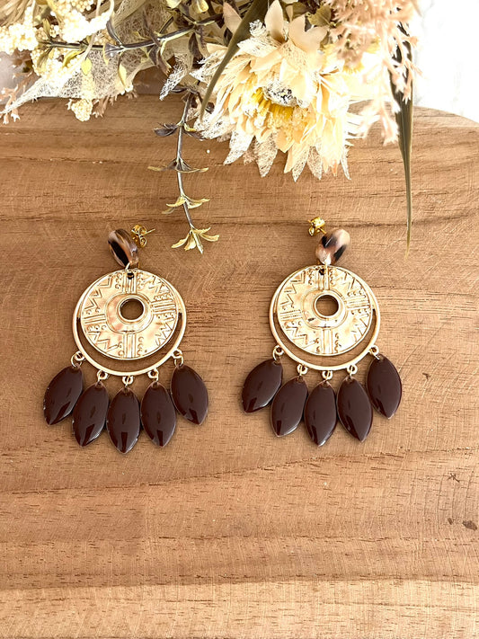 Boucles d'oreilles artisanales, faites à la main
Clous d'oreilles en acier doré et acrylique beige et marron.
Pendentifs ethniques doré.
Sequins navettes émaillés marron chocolat.
Bijou fait main.