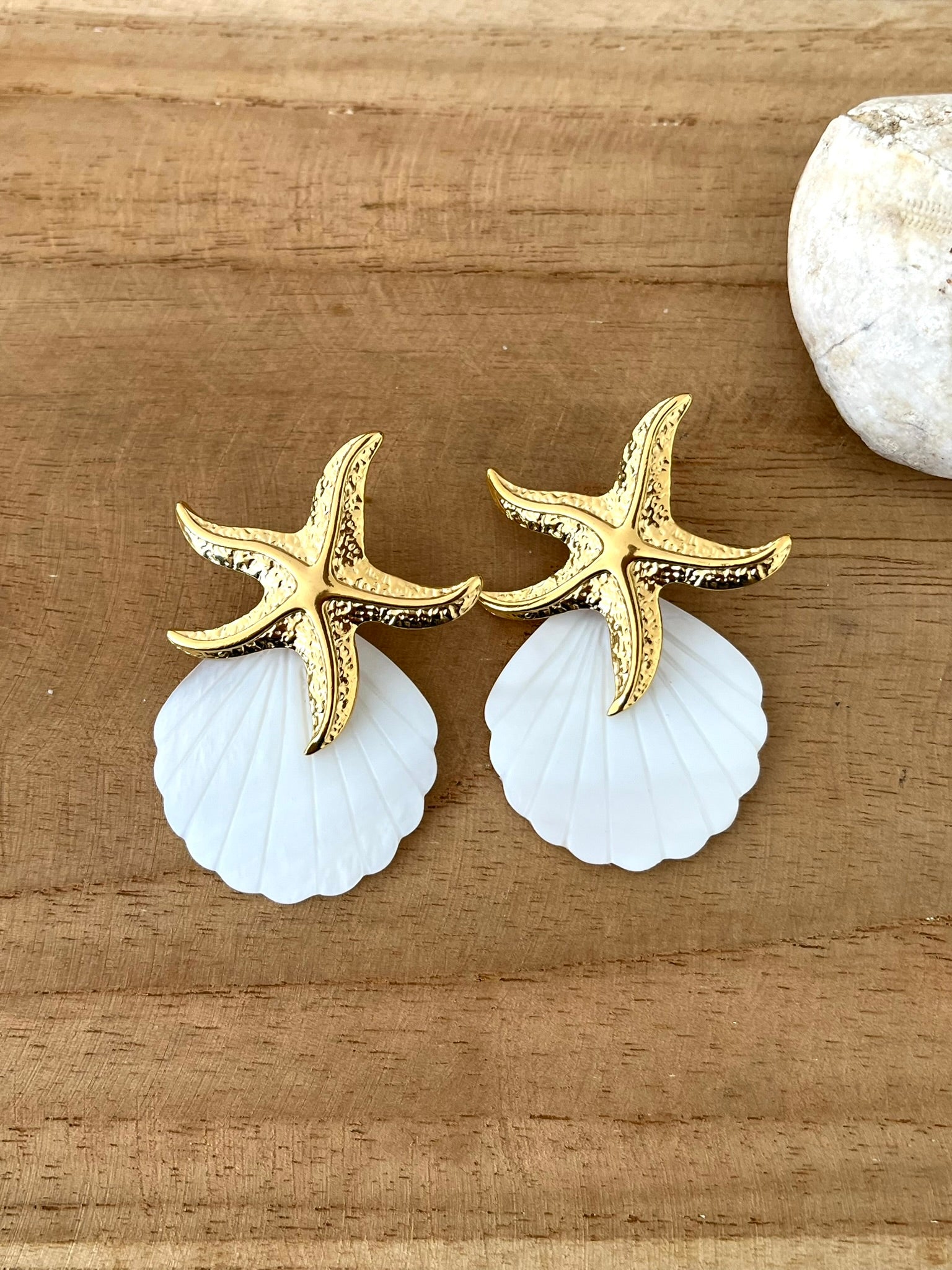 Boucles d'oreilles fantaisie fait main.
Clous d'oreilles coquillage en acier inoxydable doré.
Pendentif coquillage en nacre.
Bijoux fantaisie fait main.