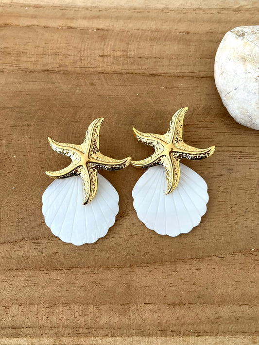 Boucles d'oreilles fantaisie fait main.
Clous d'oreilles coquillage en acier inoxydable doré.
Pendentif coquillage en nacre.
Bijoux fantaisie fait main.
