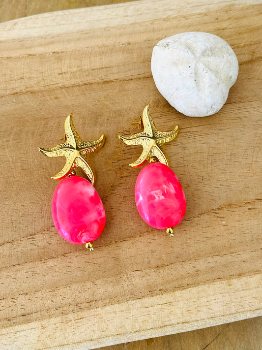 Boucles d'oreilles fantaisie fait main.
Clous d'oreilles étoile de mer en acier inoxydable doré.
Perles en acrylique rose fluo marbré.
Bijou fantaisie fait main.