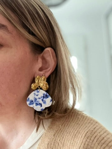 Boucles d'oreilles fantaisie fait main.
Clous d'oreilles fleur en acier inoxydable doré. Pendentifs pétale, éventail en acrylique bleu et blanc.
Bijou fait main.