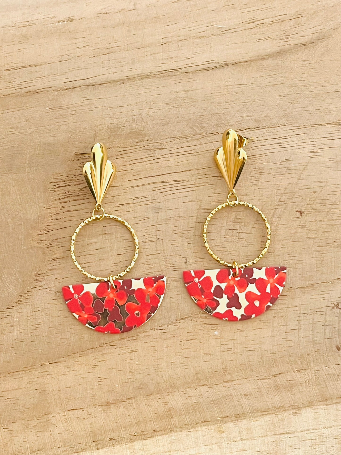 Boucles d'oreilles à clous en acier inoxydable doré.
Pendentifs demi-lune dorés, imprimé fleurs rouge.
Bijou fantaisie fait main.
