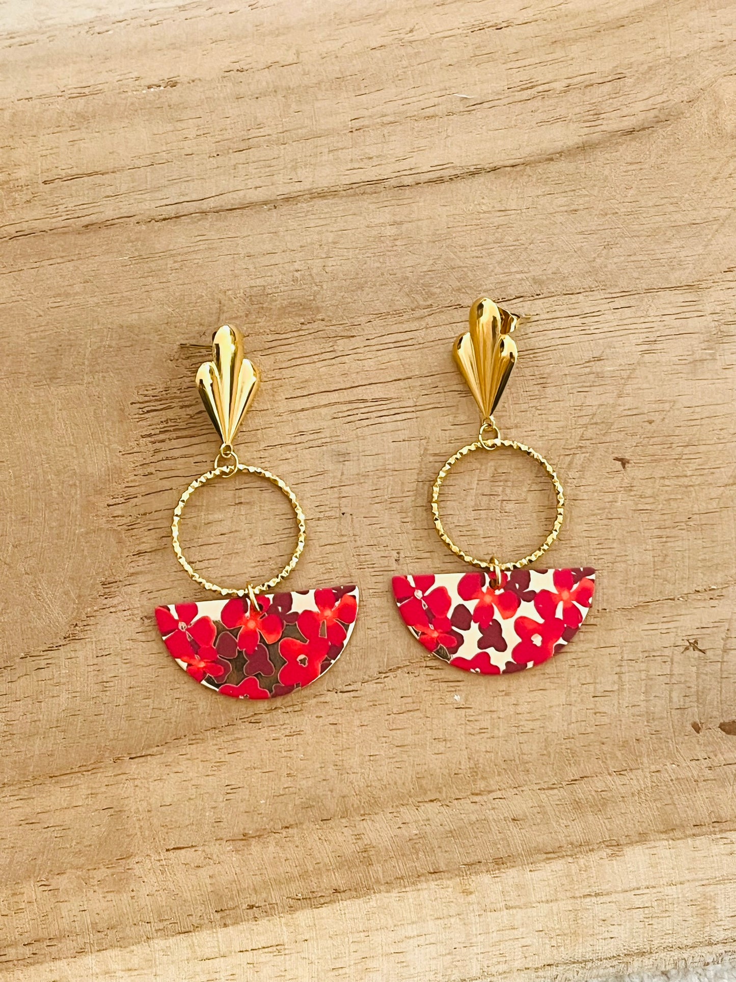 Boucles d'oreilles fantaisie à clous en acier inoxydable doré.
Pendentifs demi-lune doré imprimé fleurs rouge.
Bijou fantaisie fait main.
