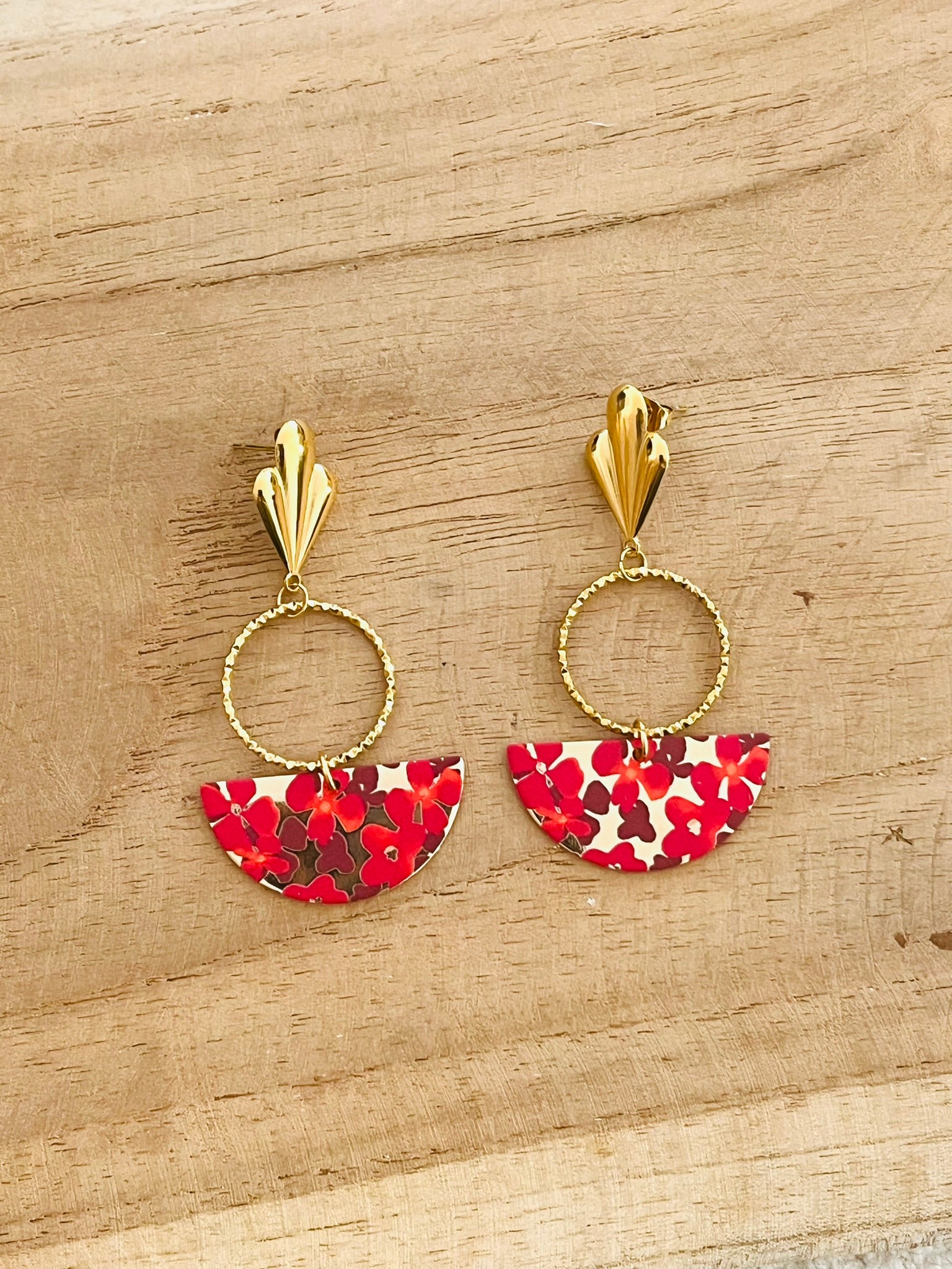 Boucles d'oreilles fantaisie à clous en acier inoxydable doré.
Pendentifs demi-lune doré imprimé fleurs rouge.
Bijou fantaisie fait main.