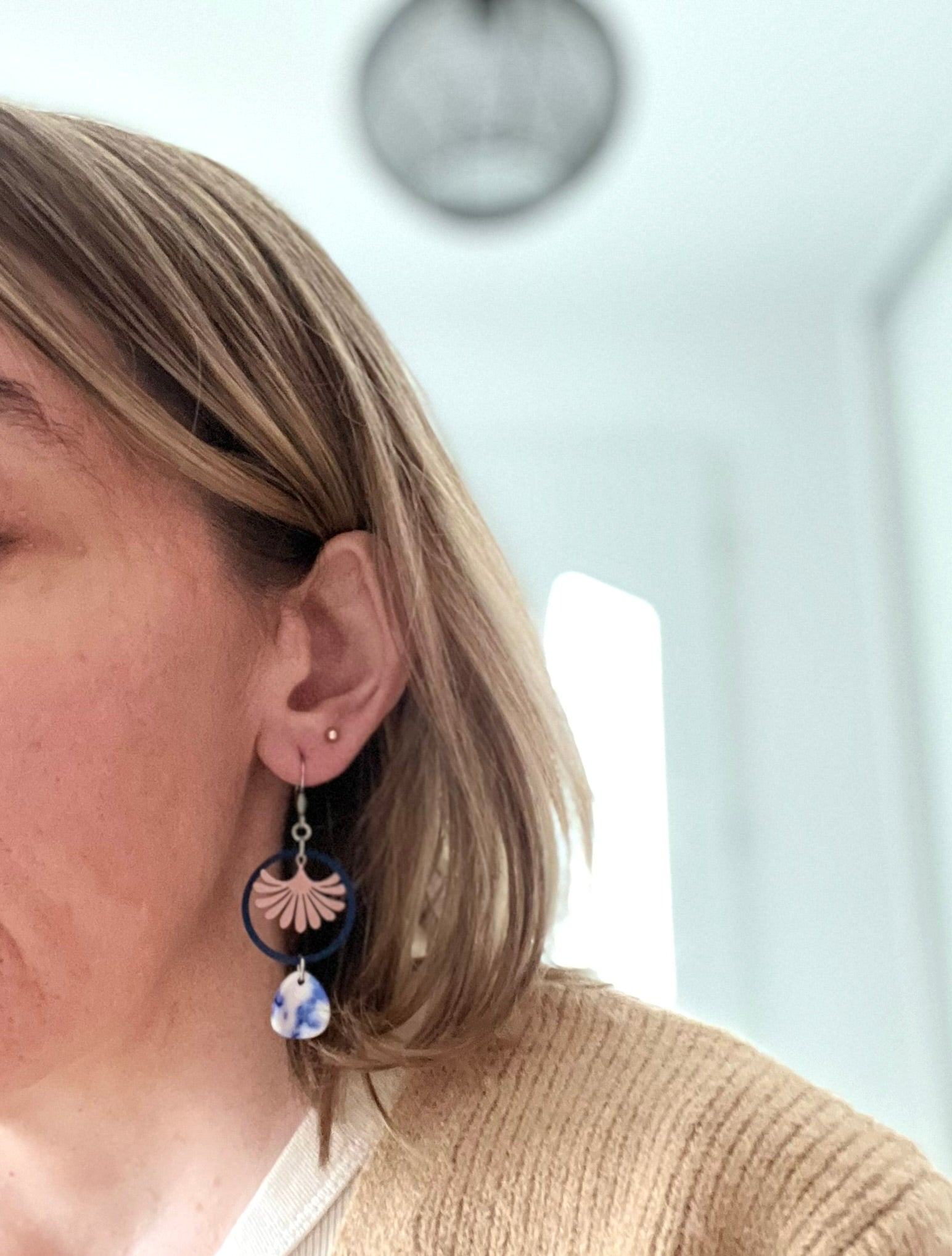 Boucles d'oreilles fantaisie fait main.
Crochets en acier inox, anneaux bleu marine, estampe éventail en acier inox, goutte en acrylique blanc marbré bleu.
Bijou fantaisie fait main.