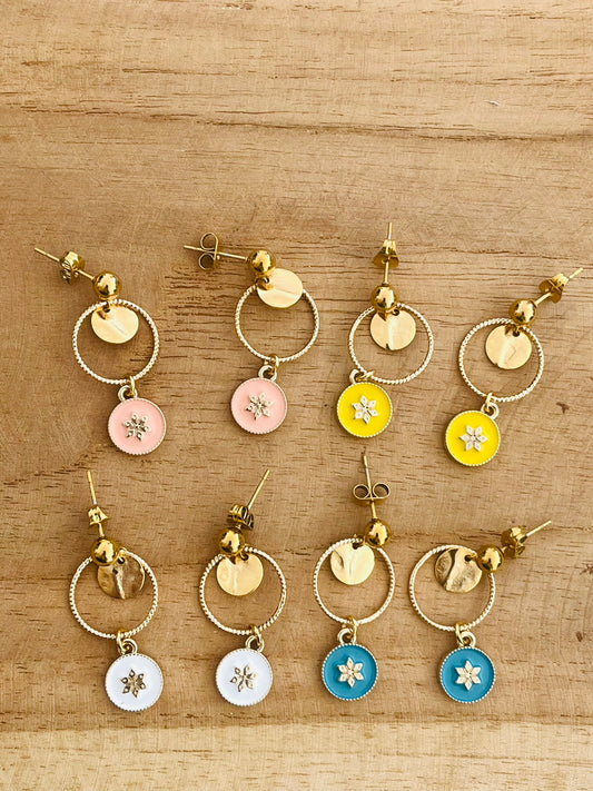 Boucles d'oreilles fantaisie à clous doré et en résine époxy.
Pendentif rond avec une fleur.
Bijou fantaisie fait main.