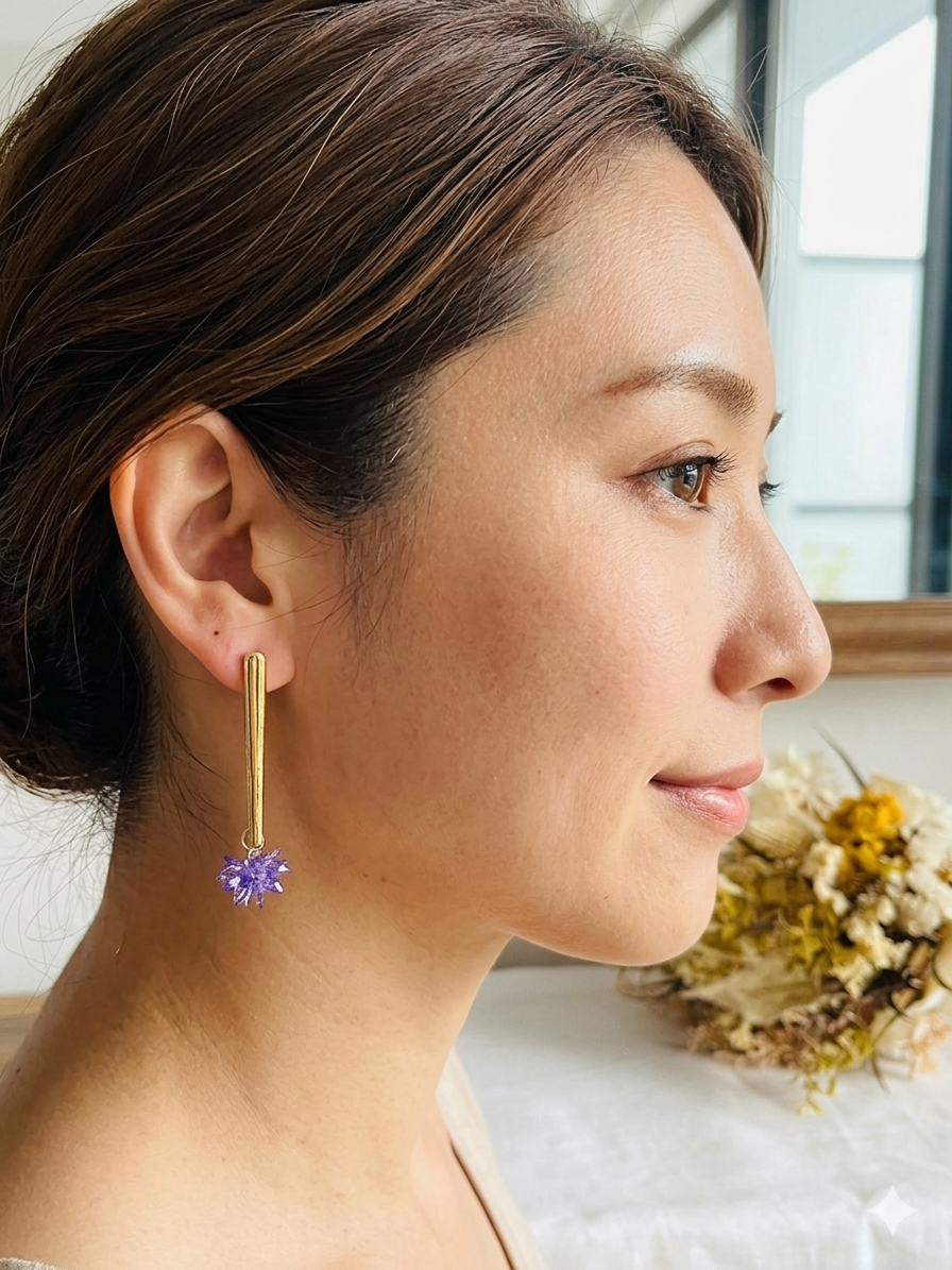 Boucles d'oreilles fantaisie fait main.
Clous d'oreilles longue barre en acier inoxydable doré. Pendentif fleur étoilée en verre cristal de couleur rouille.
Bijou fantaisie fait main.