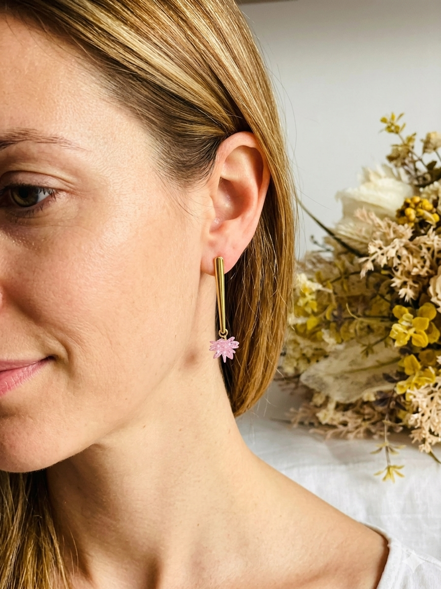Boucles d'oreilles fantaisie fait main.
Clous d'oreilles longue barre en acier inoxydable doré. Pendentif fleur étoilée en verre cristal de couleur rouille.
Bijou fantaisie fait main.