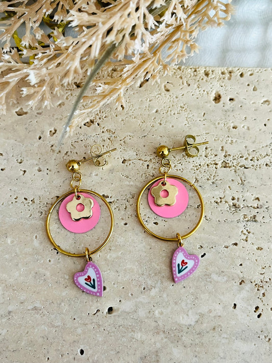 Boucles d'oreilles fantaisie fait main en acier inoxydable doré.
Clous d"oreilles boule, anneaux fermés de 20mm, breloques coeur imprimé tulipe rose, pastille rose, pampille fleur.

Bijou fantaisie fait main.