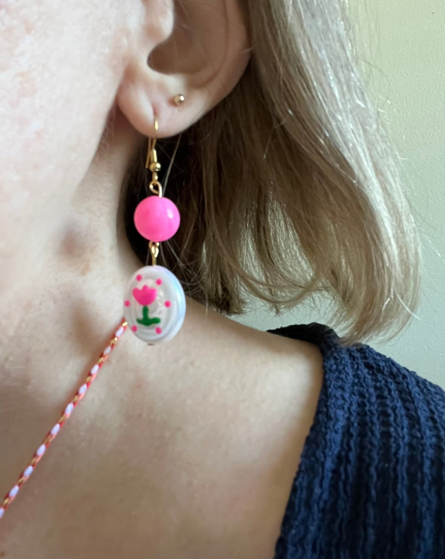 Boucles d'oreilles fantaisie fait main.
Crochets en acier inox doré.
Perles rondes en acrylique rose vif.
Perles ovale en acrylique blanc nacré avec motif tulipe.
Bijou fantaisie fait main.