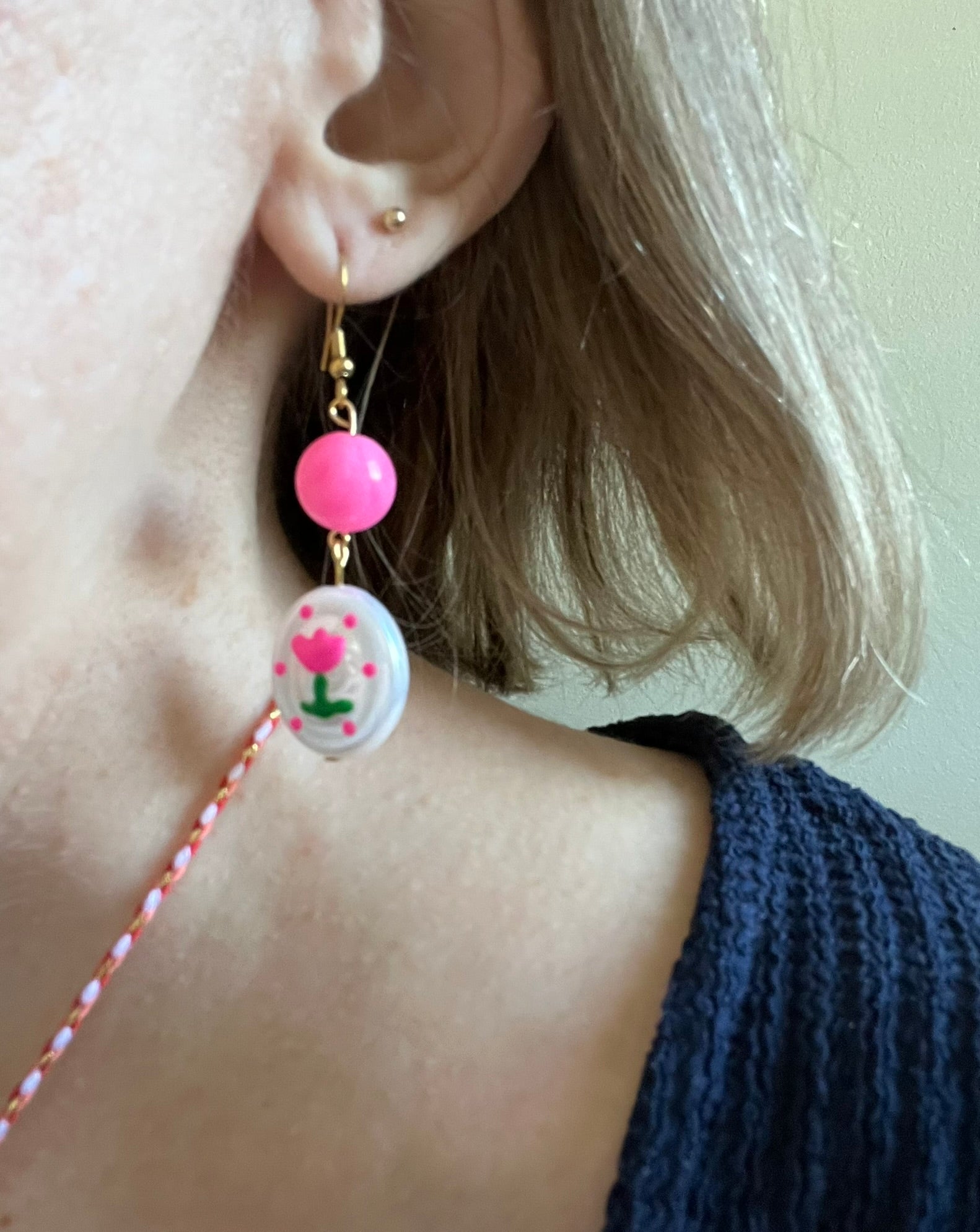 Boucles d'oreilles fantaisie fait main.
Crochets en acier inox doré.
Perles rondes en acrylique rose vif.
Perles ovale en acrylique blanc nacré avec motif tulipe.
Bijou fantaisie fait main.