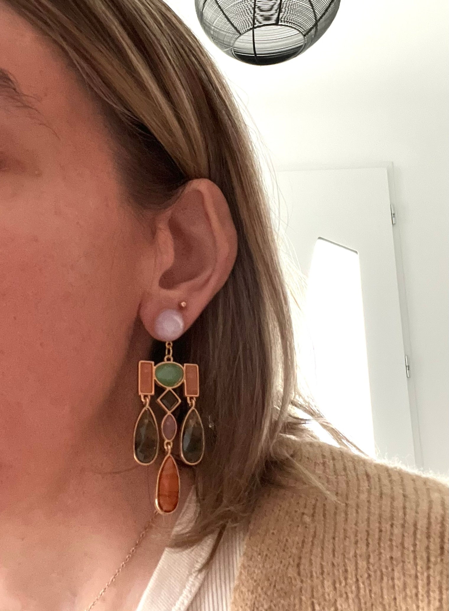 Boucles d'oreilles fantaisie fait main.
Clous d'oreilles en laiton doré à l'or fin avec un cabochon en résine de couleur lilas.
Grands pendentifs chandeliers sertis de cabochons en résine vert, orange, marron.
Bijou fantaisie fait main.