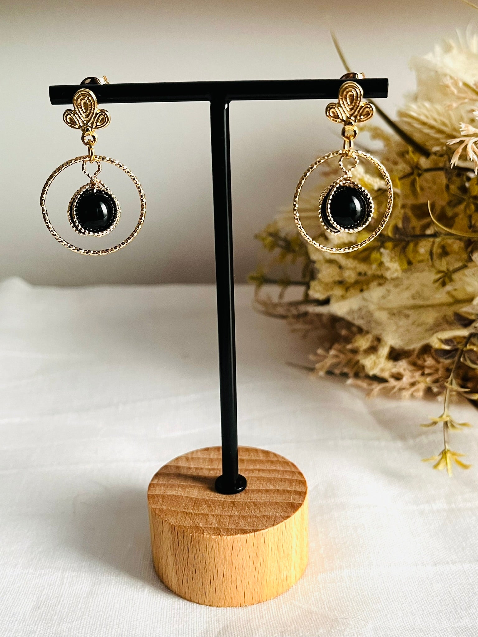 Boucles d'oreilles fantaisie fait main.
Clous d'oreilles feuille en laiton plaqué or 18k.
Anneaux ciselés en laiton plaqué or.
Pendentif perle noire.
Bijou fantaisie fait main.