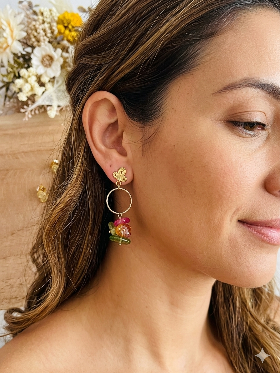 Boucles d'oreilles fantaisie fait main.
Clous d'oreilles feuille en laiton plaqué or 18k. Anneaux ciselés de 15mm en laiton plaqué or 18k. Grappe de perles en quartz coloré framboise,  vert olive, orange.
Bijou fantaisie fait main.