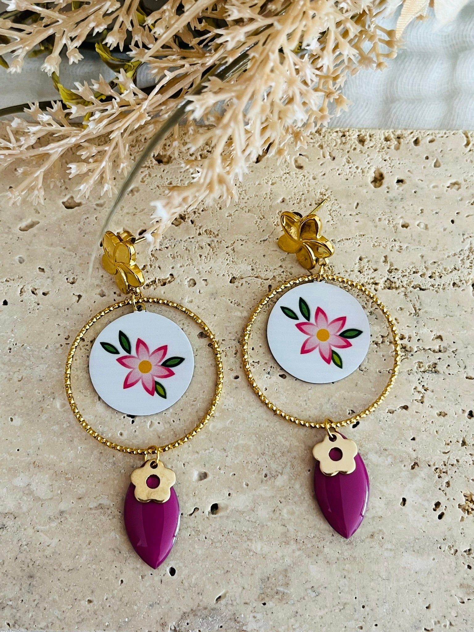 Boucles d'oreilles fantaisie fait main en acier inoxydable doré.
Clous d'oreilles fleur, anneaux ciselés de 30mm, pendentifs rond imprimé fleur rose sur fond blanc, sequin navette émaillé rose, pampille fleur doré.

Bijou fantaisie fait main