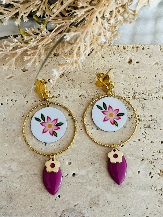 Boucles d'oreilles fantaisie fait main en acier inoxydable doré.
Clous d'oreilles fleur, anneaux ciselés de 30mm, pendentifs rond imprimé fleur rose sur fond blanc, sequin navette émaillé rose, pampille fleur doré.

Bijou fantaisie fait main