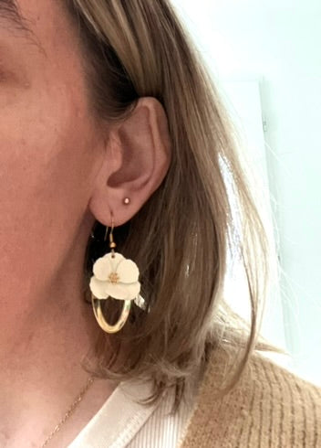 Boucles d'oreilles fantaisie fait main.
Crochets en acier inox doré, pendentifs ovales en métal doré.
Fleurs en relief ivoire, écru.
Bijou fantaisie fait main.