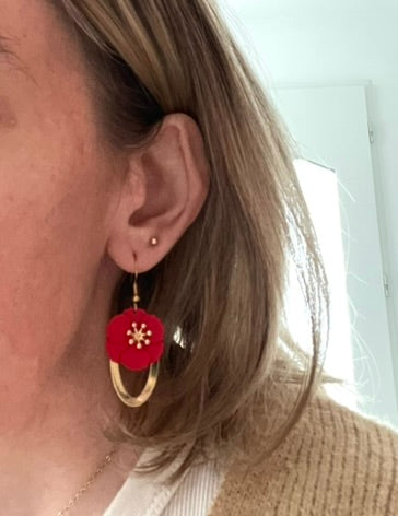 Boucles d'oreilles fantaisie fait main.
Crochets en acier inox doré, pendentifs ovales en métal doré.
Fleurs en relief rouge.
Bijou fantaisie fait main.