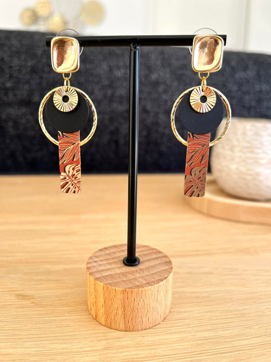 Boucles d'oreilles fantaisie faites main.
Clous d'oreilles rectangle Or 18k, anneaux torsadés or 18; sequins ronds noir, pendentif rectangle imprimé feuille doré et rouille.
Bijou fait main