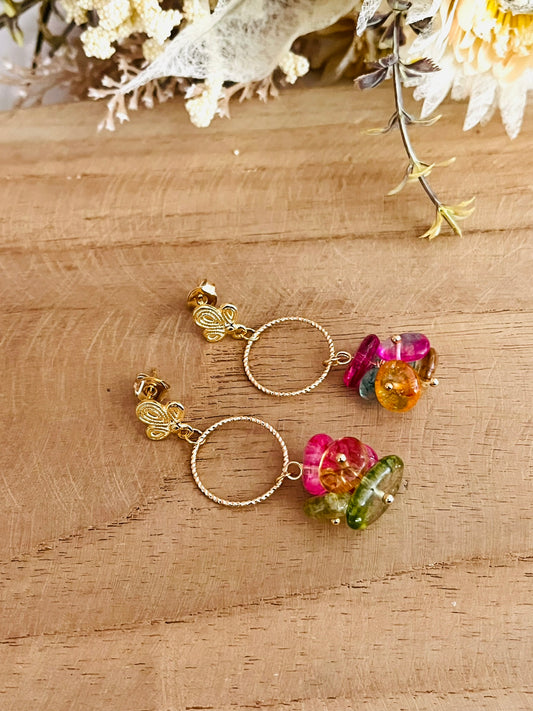 Boucles d'oreilles fantaisie fait main.
Clous d'oreilles feuille en laiton plaqué or 18k. Anneaux ciselés de 15mm en laiton plaqué or 18k. Grappe de perles en quartz coloré framboise,  vert olive, orange.
Bijou fantaisie fait main.