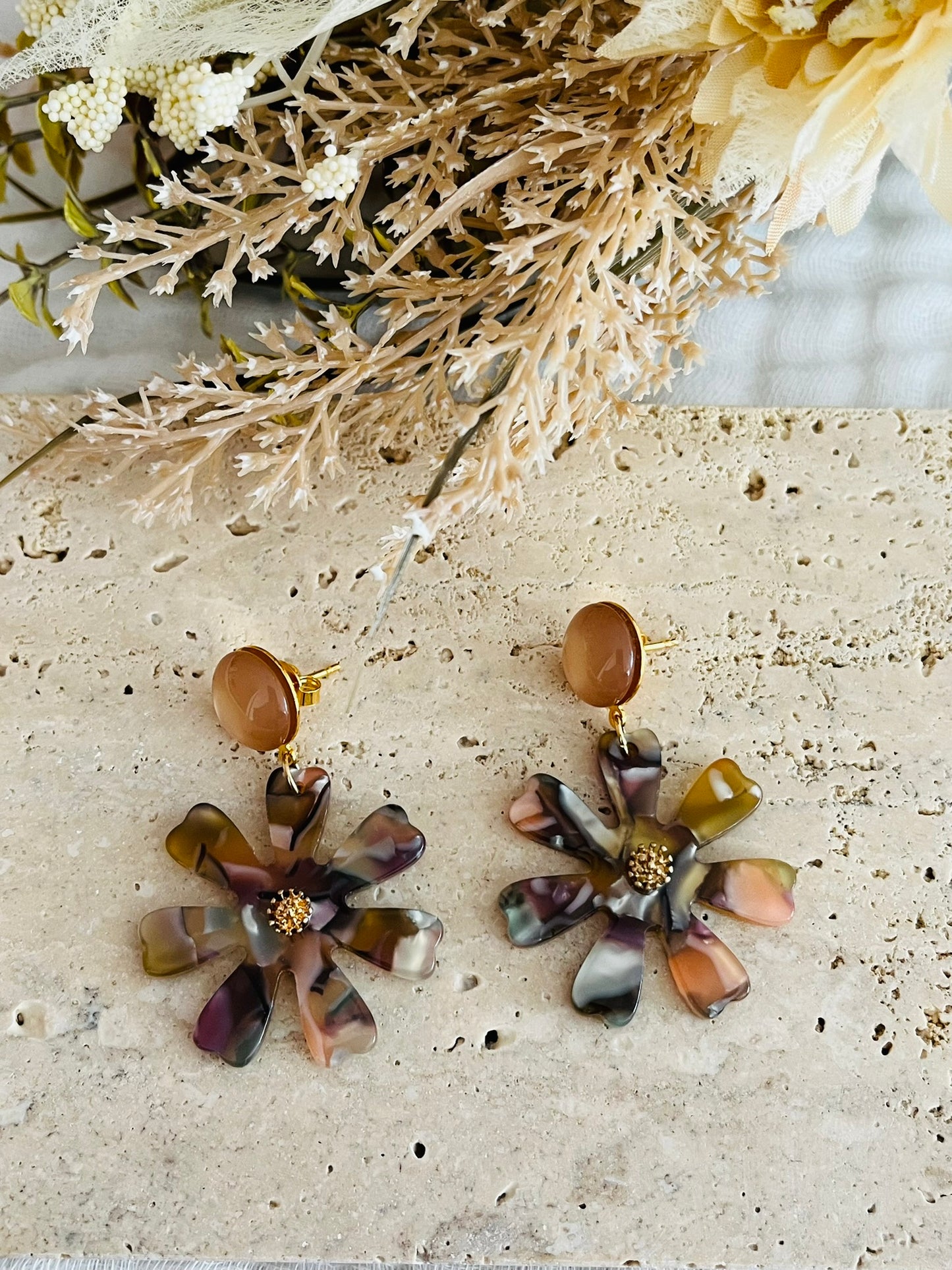 Boucles d'oreilles fantaisie fait main.
Clous d'oreilles rond avec cabochon en résine décliné en 4 couleurs: terracotta mat, vert d'eau, rose, bronze.
Pendentif marguerite en acrylique marbré multicolore.
Bijou fantaisie fait main.