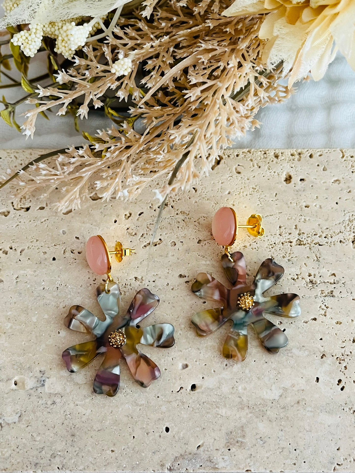 Boucles d'oreilles fantaisie fait main.
Clous d'oreilles rond avec cabochon en résine décliné en 4 couleurs: terracotta mat, vert d'eau, rose, bronze.
Pendentif marguerite en acrylique marbré multicolore.
Bijou fantaisie fait main.