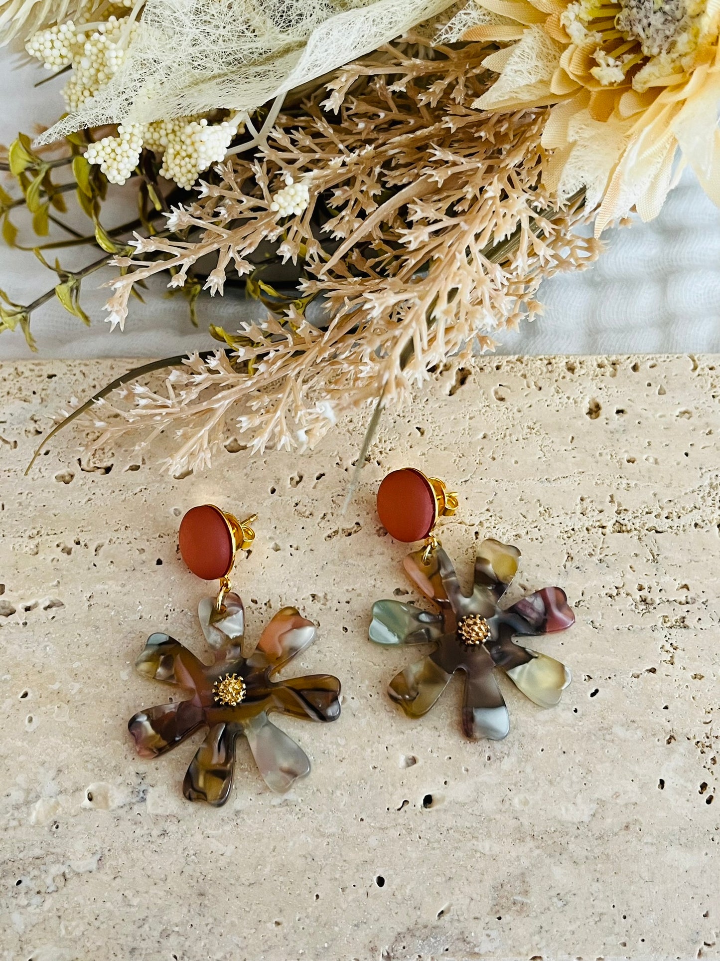 Boucles d'oreilles fantaisie fait main.
Clous d'oreilles rond avec cabochon en résine décliné en 4 couleurs: terracotta mat, vert d'eau, rose, bronze.
Pendentif marguerite en acrylique marbré multicolore.
Bijou fantaisie fait main.