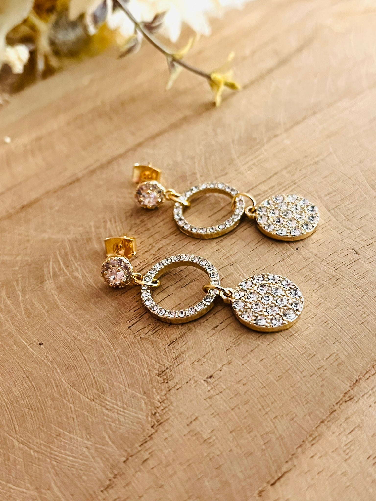 Boucles d'oreilles fantaisie fait main.
Tout en strass cristal et laiton doré.
Jeux de cercles.
Bijou fantaisie fait main.