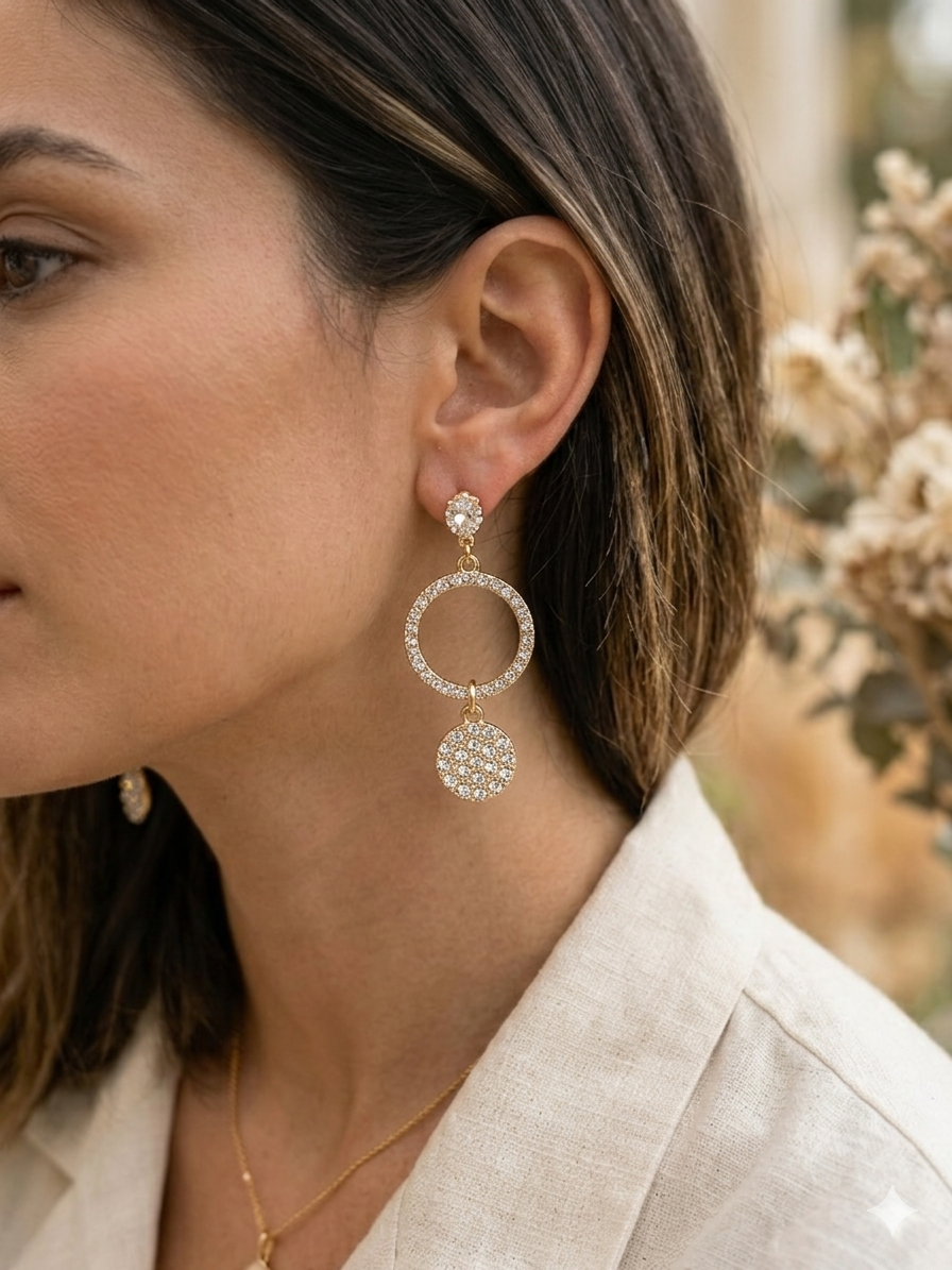 Boucles d'oreilles fantaisie fait main.
Tout en strass cristal et laiton doré.
Jeux de cercles.
Bijou fantaisie fait main.