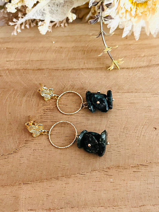 Boucles d'oreilles fantaisie fait main.
Clous d'oreilles feuille en laiton plaqué or 18k. Anneaux ciselés de 15mm en laiton plaqué or 18k. Grappe de perles en séraphinite.
Bijou fantaisie fait main.