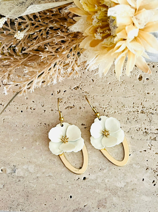 Boucles d'oreilles fantaisie fait main.
Crochets en acier inox doré, pendentifs ovales en métal doré.
Fleurs en relief ivoire, écru.
Bijou fantaisie fait main.
