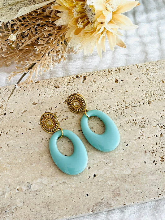 Boucles d'oreilles fantaisie fait main.
Esprit vintage avec ses pendentifs ovales en acrylique vert sauge. Clous d'oreilles ronds soleil en acier inoxydable doré.
Bijou fantaisie fait main.
