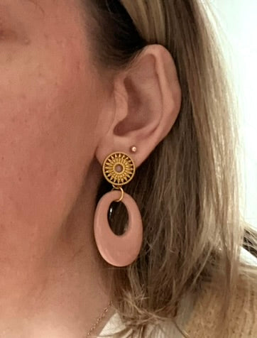 Boucles d'oreilles fantaisie fait main.
Esprit vintage avec ses pendentifs ovales en acrylique rose. CLous d'oreilles ronds soleil en acier inoxydable doré.
Bijou fantaisie fait main.