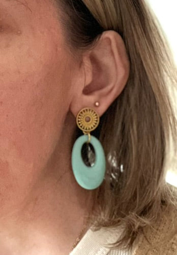 Boucles d'oreilles fantaisie fait main.
Esprit vintage avec ses pendentifs ovales en acrylique rose. CLous d'oreilles ronds soleil en acier inoxydable doré.
Bijou fantaisie fait main.