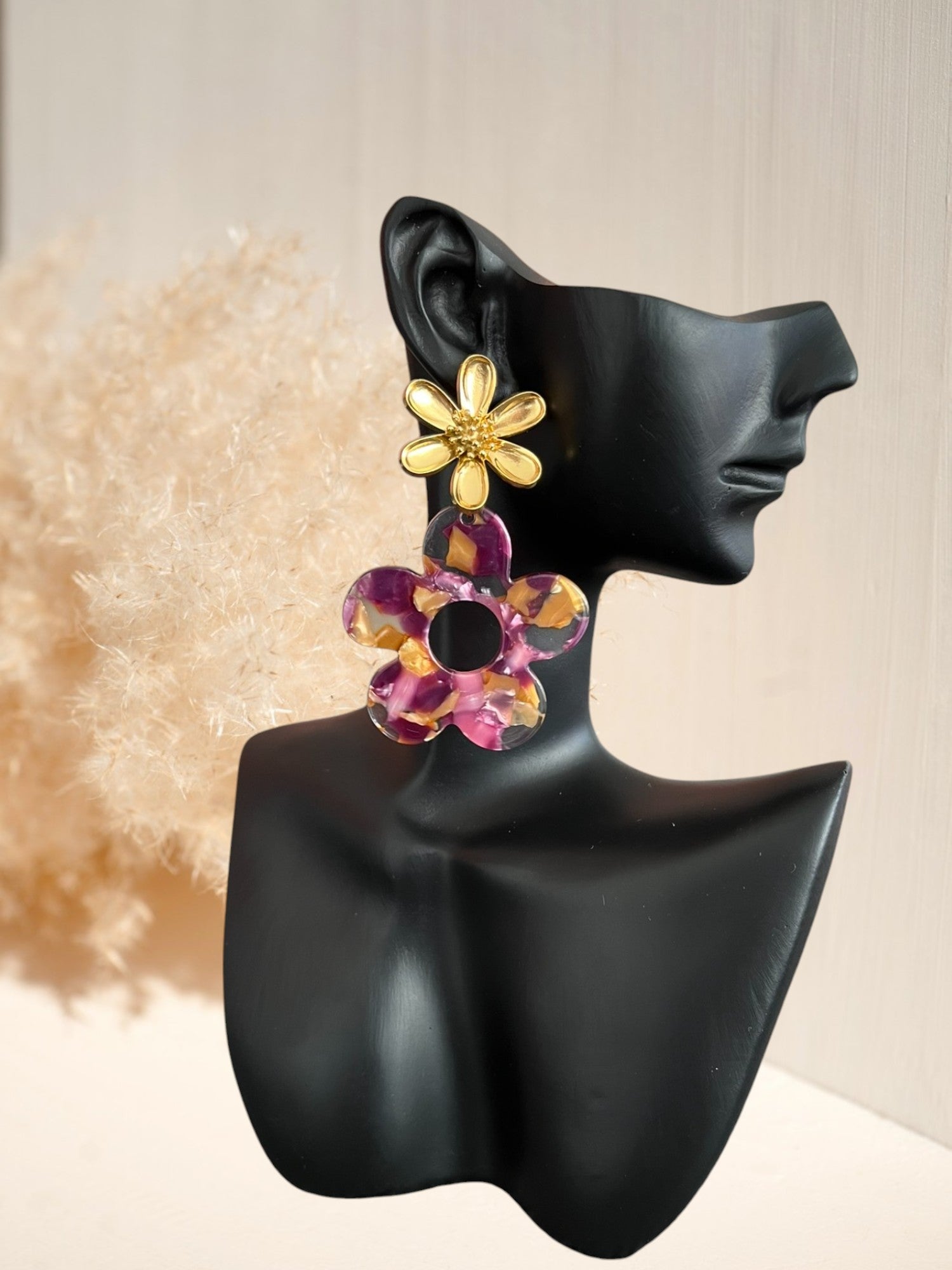 Boucles d'oreilles fantaisie à clous faites main.
Clous d'oreilles fleur en acier inoxydable doré.
Pendentifs fleur en acrylique transparent, rose et pourpre.
Bijou fantaisie fait main.
